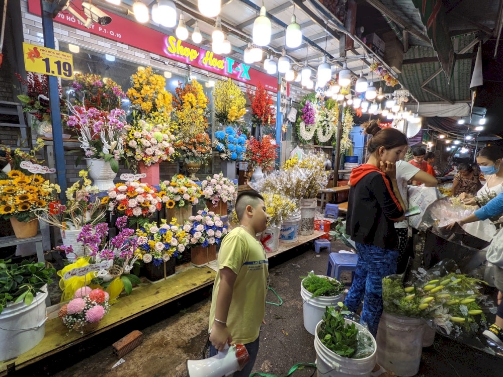 サイゴン最大の卸売花市場で、あらゆる場所から活気あふれる花々が咲き乱れています